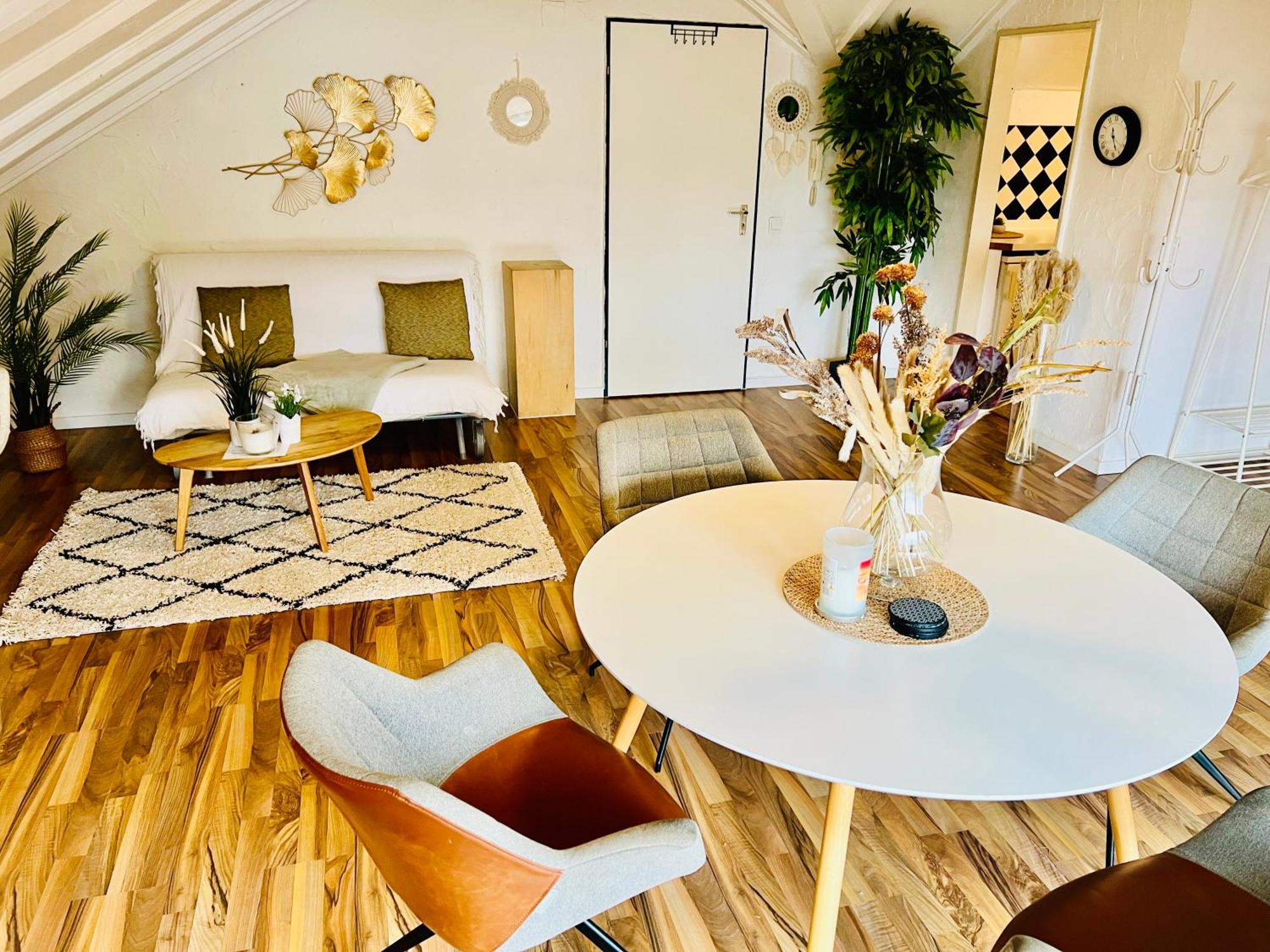 Grosse Dachgeschosswohnung Mit Kueche Und Badezimmer An Der Uniklinik Homburg Хомбург Экстерьер фото