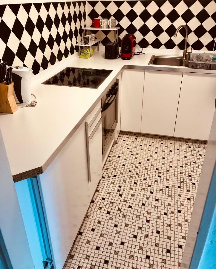 Grosse Dachgeschosswohnung Mit Kueche Und Badezimmer An Der Uniklinik Homburg Хомбург Экстерьер фото
